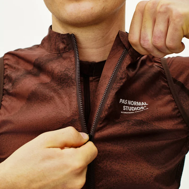 Gilet Pas Normal Studios Mechanism Stow Away - Marrone chiaro