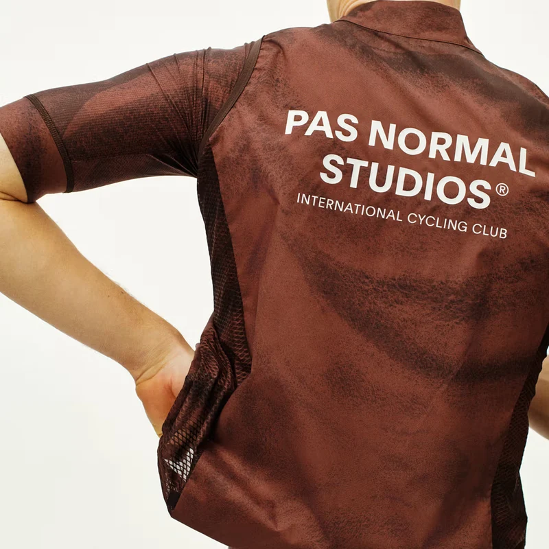 Gilet Pas Normal Studios Mechanism Stow Away - Marrone chiaro